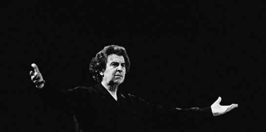 Η ιστορία των Ελλήνων μεταναστών στις Η.Π.Α για τον Μίκη Θεοδωράκη