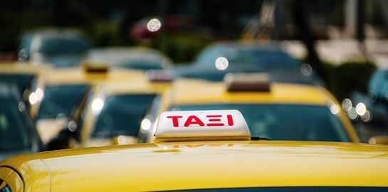 Αθήνα: Οδηγός ταξί ξυλοκόπησε 33χρονη διεμφυλική γυναίκα και έναν φίλο της