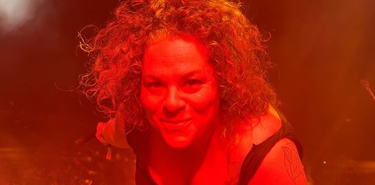 Ναι, η Ματούλα Ζαμάνη έβγαλε την μπλούζα της