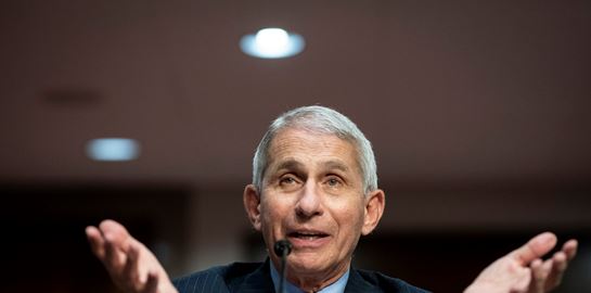 Ο κορονοϊός θερίζει στον Λευκό Οίκο, ο Dr. Anthony Fauci αδειάζει τον Donald Trump