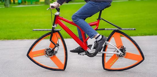 To ποδήλατο που τριγώνισε τις στρογγυλές ρόδες