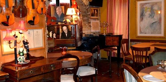 Το αγαπημένο στέκι του Μάνου Χατζιδάκι και η ιστορία του