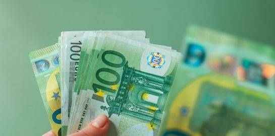 Ιδιωτικοί υπάλληλοι στην Ελλάδα: τι μισθό παίρνουν και πόσες ώρες δουλεύουν