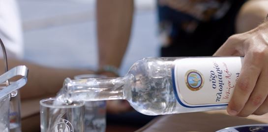 Ο Γιώργος Λέντζας και το Ούζο Πλωμαρίου αποκαλύπτουν τις μυστικές παραλίες της Ελλάδας