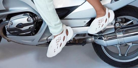 Τα νέα Yeezy του Kanye West είναι αθλητικά crocs