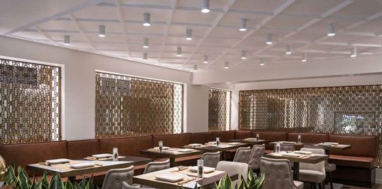 Το nice n easy στο Κολωνάκι ανακαινίστηκε, ανανεώθηκε και ανοίγει τις πράσινες πόρτες του για να γιορτάσει τα 10 του χρόνια