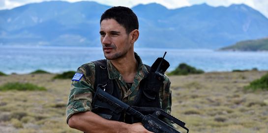 Ο Πάνος Βλάχος γύρισε από το LA για να υπερασπιστεί μία βραχονησίδα στο Αιγαίο