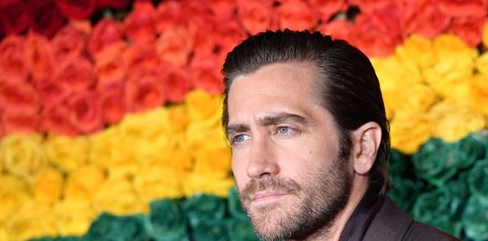O Jake Gyllenhaal και η περίεργη σχέση του με το μπάνιο