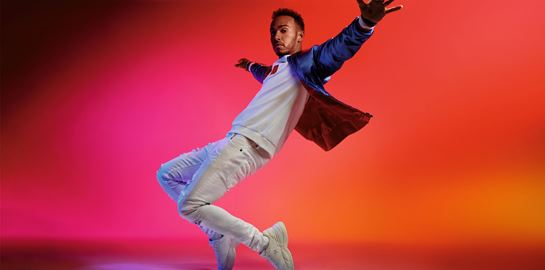 Ο Lewis Hamilton δείχνει τι θα φορέσουμε φέτος την άνοιξη και το καλοκαίρι