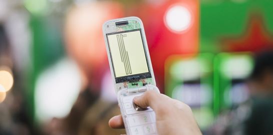 Αυτό το κινητό που δεν είναι smart θα σε γυρίσει στη δεκαετία του 2000