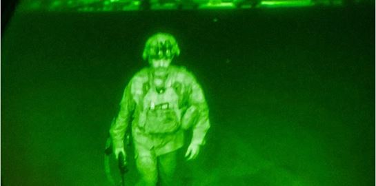 H ιστορική στιγμή που ο τελευταίος Αμερικανός αξιωματικός αποχωρεί από το Αφγανιστάν