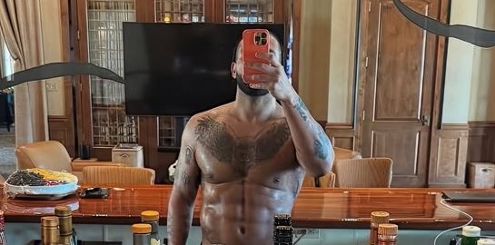 Είναι αληθινοί οι κοιλιακοί του Drake;