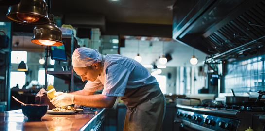 Πότε θα ανοίξουν τελικά εστιατόρια, καφετέριες και γυμναστήρια