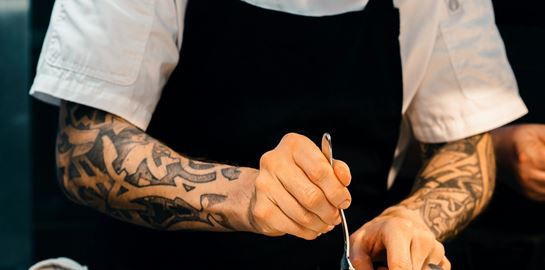 Ποιος είναι ο πασίγνωστος τηλεοπτικός σεφ που οδηγείται στη φυλακή για χρέη στο Δημόσιο