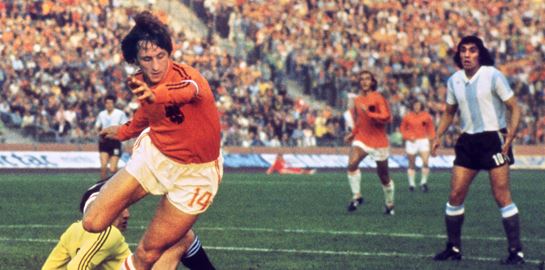 14 de musical: Η ζωή του Johan Cruyff γίνεται θεατρική παράσταση