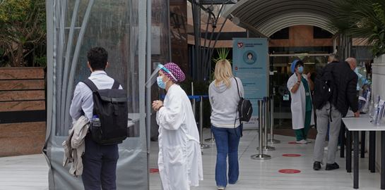 Πού οφείλεται η νέα έξαρση της πανδημίας