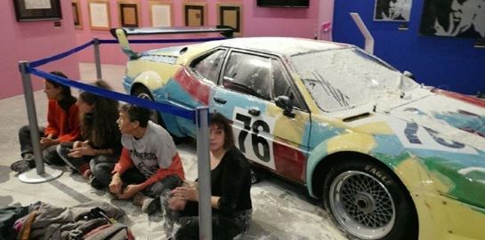 Ο νέος ακτιβισμός τα έβαλε και με την BMW Μ1 του Andy Warhol