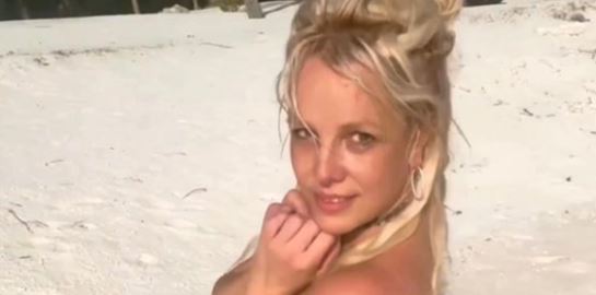 H Britney Spears γιορτάζει την επιτυχία του βιβλίου της χωρίς ρούχα στην παραλία
