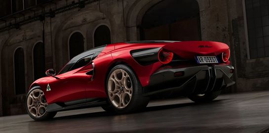Η υπέροχη Alfa Romeo 33 Stradale αγγίζει τα 333 km/h (video)