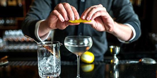 Με αυτό τον τρόπο θα κάνεις το Dirty Martini σου ακόμη πιο dirty