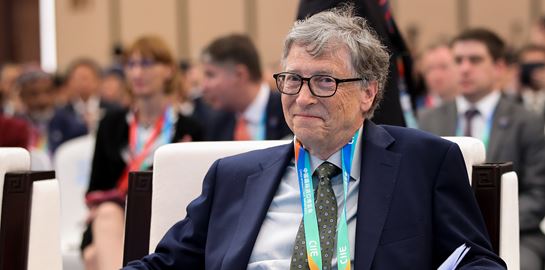 Συνωμοσιολόγοι κατηγορούν τον Bill Gates για την πανδημία