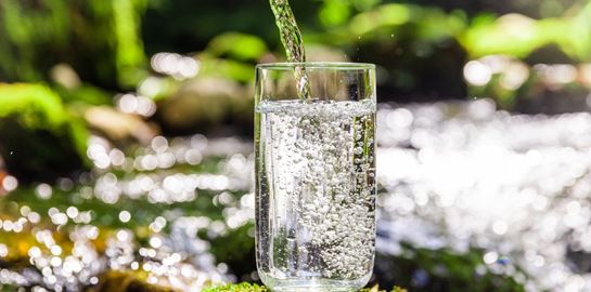 Ένα ποτήρι νερό εξηγεί την ιστορία του σύμπαντος