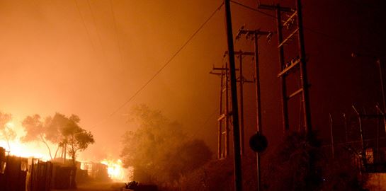 Το φως της ημέρας έδειξε το μέγεθος της καταστροφής του καταυλισμού στην Μόρια