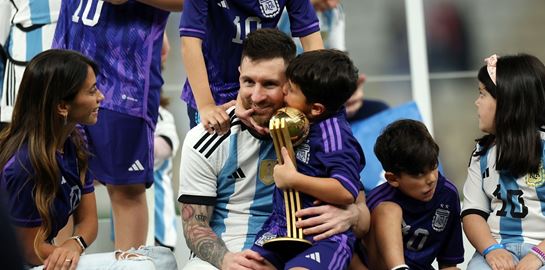 Ο Messi χάθηκε στην αγκαλιά των παιδιών του μετά τον θρίαμβο