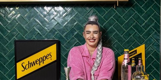 Born Social | Η Μαίρη Ταλαιπώρου ξέρει πώς θα φέρεις το καλοκαίρι στο ποτήρι σου