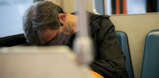 Γιατί καταργούνται τα μέτρα παρά την αύξηση των κρουσμάτων