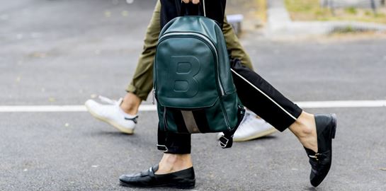 Backpack στην πλάτη ή στο χέρι;