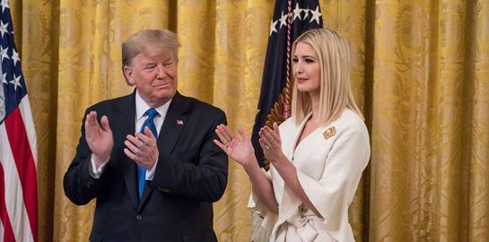 Οι δύο εντελώς διαφορετικές υποψήφιες πρώτες οικογένειες των Trump και Biden