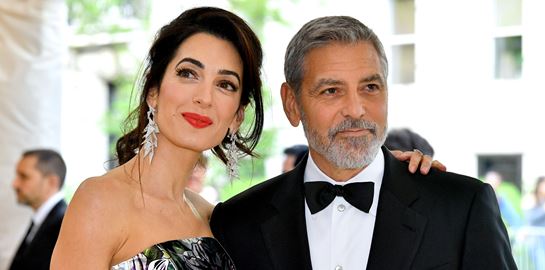 Ο George και η Amal Clooney δωρίζουν $100.000 για τα παιδιά μεταναστών