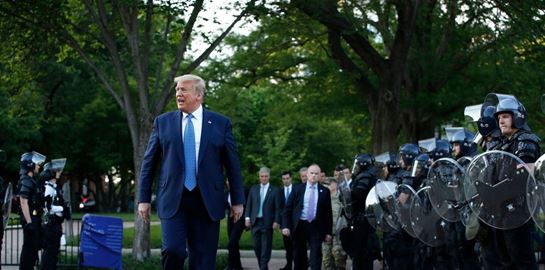 Ο Donald Trump μηνύεται για την προσπάθεια φίμωσης των social media