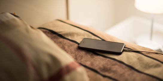 Τελικά, πόσο κακό είναι να φορτίζεις το κινητό σου τη νύχτα;