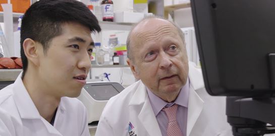 Κορυφαίος ιολόγος ανοίγει τα χαρτιά του για τη θεραπεία για τον κορονοϊό