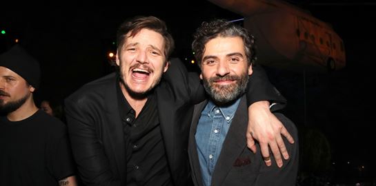 Δείτε τη νέα viral αγκαλιά των Oscar Isaac και Pedro Pascal
