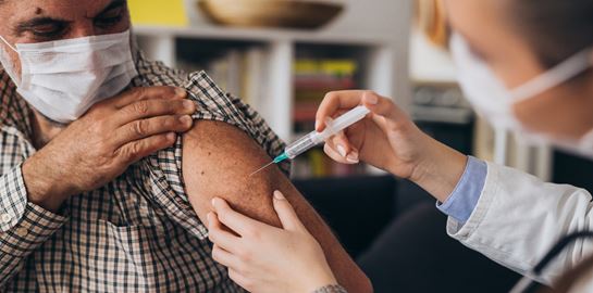 Ένας στους τρεις ηλικιωμένους δεν έχει κάνει εμβόλιο