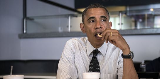 Η διακριτική γοητεία του να τρως έξω μόνος