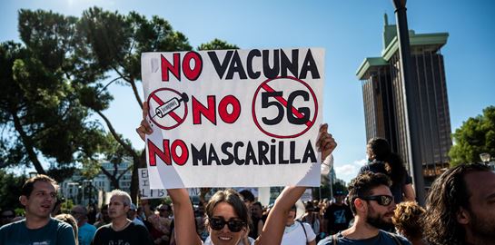 Οι θεωρίες συνωμοσίας για τη χρήση μάσκας και η αλήθεια πίσω από αυτές