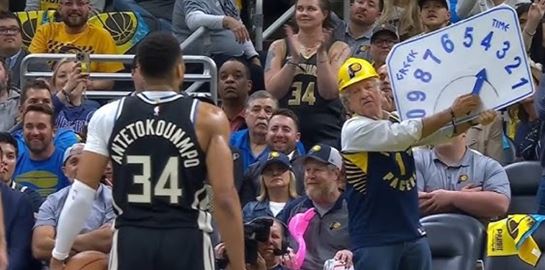 Oπαδός των Pacers τρόλαρε τον Γιάννη Αντετοκούνμπο και έγινε viral (video)