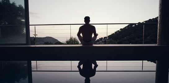 Γιόγκα ή ψυχοθεραπεία: Τι μειώνει περισσότερο το άγχος;