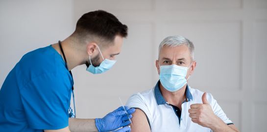 Εμβόλια: Άνοιξε η πλατφόρμα για τους 45-49 ετών