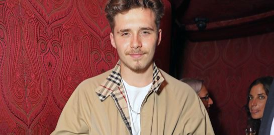 Πώς φοριέται αντισυμβατικά το πιο συμβατικό χρώμα; Εξηγεί ο Brooklyn Beckham