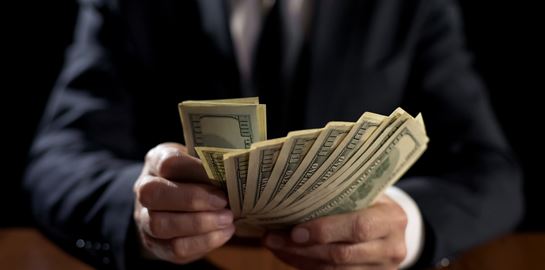 Πώς οι Αμερικανοί κροίσοι πλουτίζουν χωρίς να πουλήσουν μετοχές