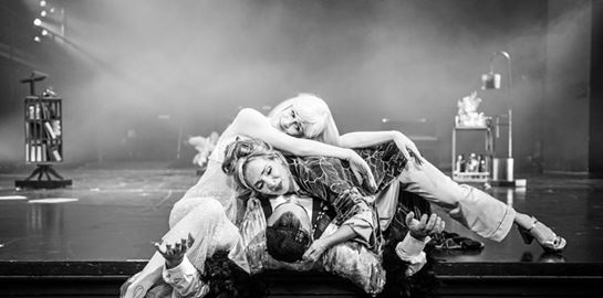 Πρώτη ματιά στο &#39;Πονηρό πνεύμα&#39; του Γιάννη Χουβαρδά στο Εθνικό Θέατρο