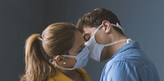 Σεξ στα χρόνια του κορονοϊού: Ναι στη μάσκα, όχι στα φιλιά