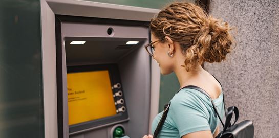 Παρέμβαση της κυβέρνησης για τις χρεώσεις στα ATM