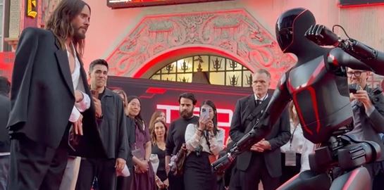 Tesla Optimus εναντίον Jared Leto στην πρεμιέρα Tron: Ares (video)