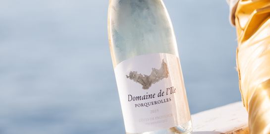 Το λευκό και το ροζέ κρασί του οίκου Chanel